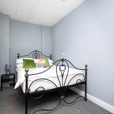 Spacious 3 Bedroom Ground Floor Apartment - 10 Mins From City Centre Leeds  Exterior photo