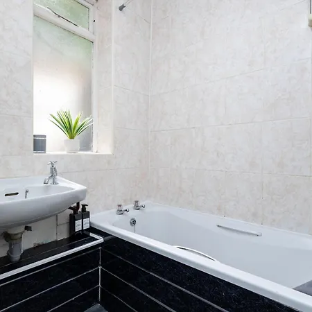 Spacious 3 Bedroom Ground Floor Apartment - 10 Mins From City Centre Leeds  Exterior photo