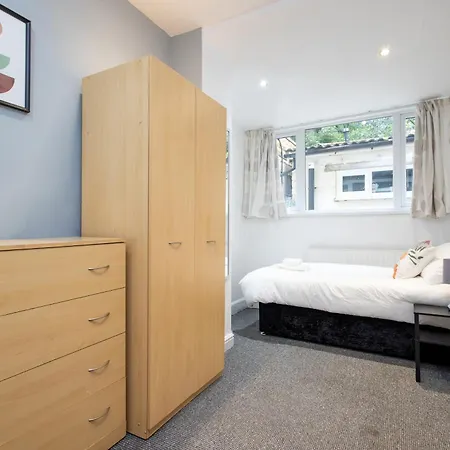 Spacious 3 Bedroom Ground Floor Apartment - 10 Mins From City Centre Leeds  Exterior photo