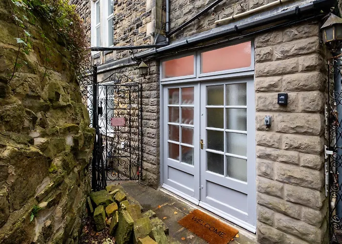 Spacious 3 Bedroom Ground Floor Apartment - 10 Mins From City Centre