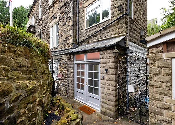 Spacious 3 Bedroom Ground Floor Apartment - 10 Mins From City Centre