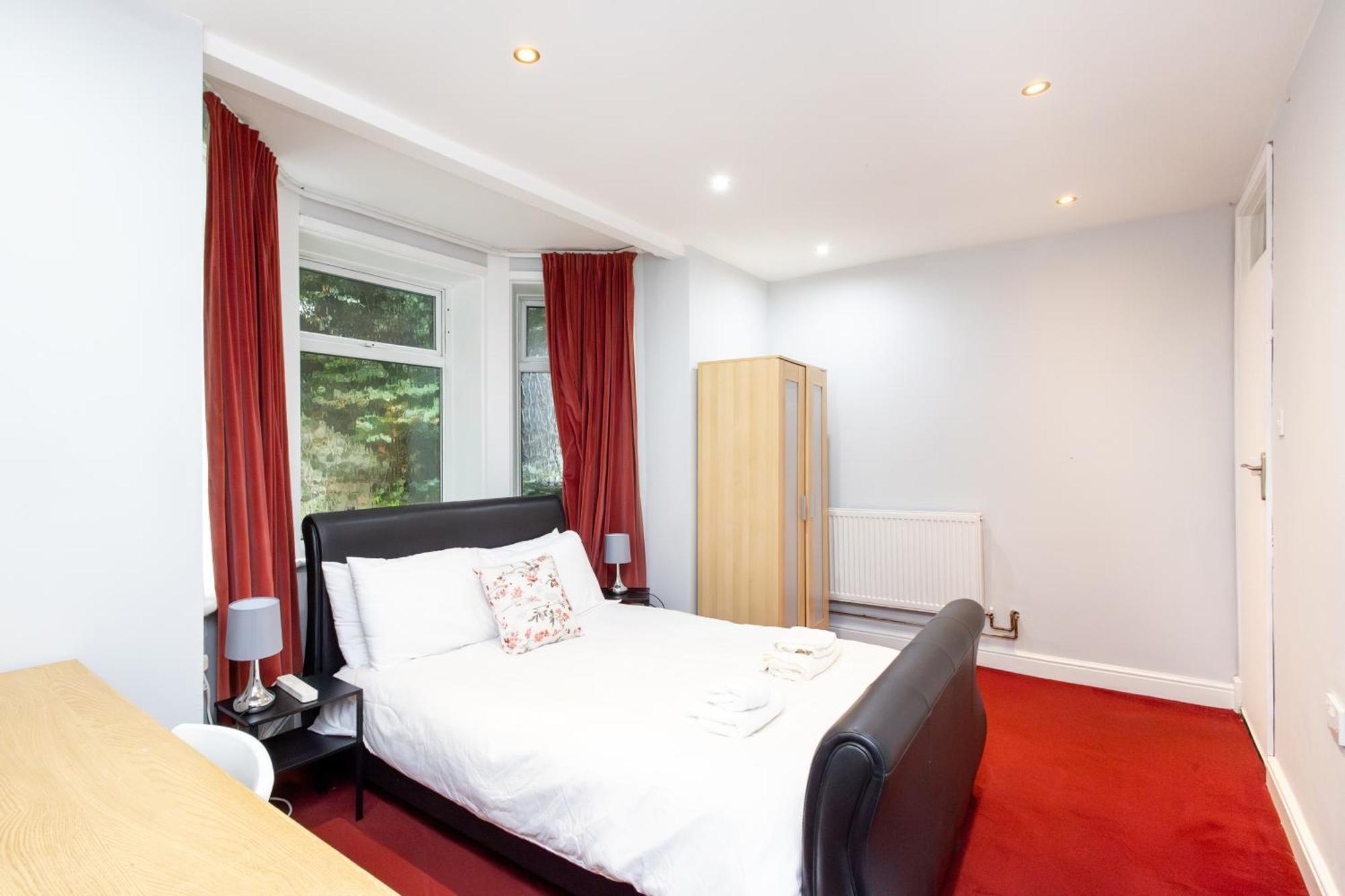 Spacious 3 Bedroom Ground Floor - 10 Mins From Centre